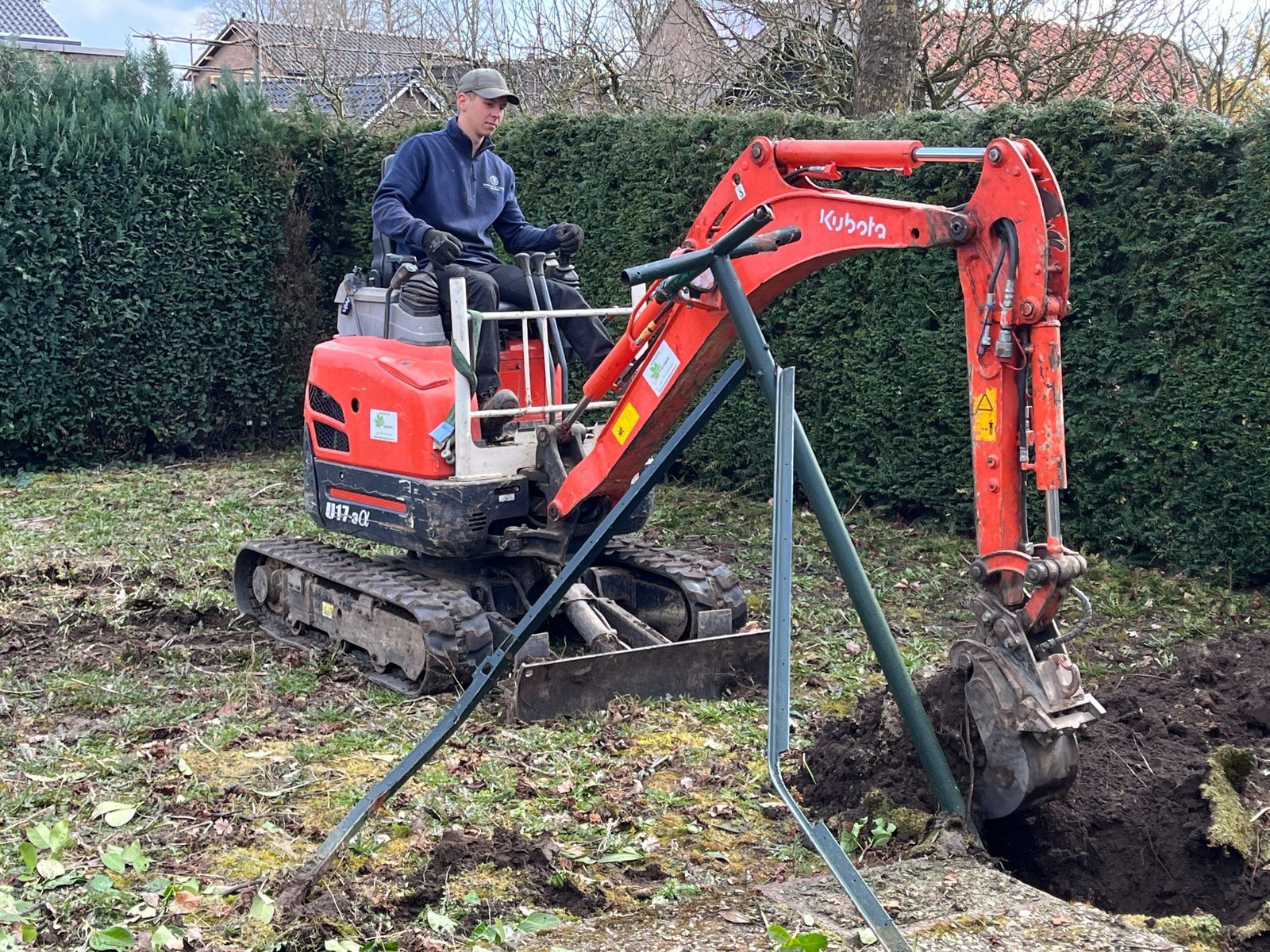 Grondwerk voor tuinaanleg met een minigraver